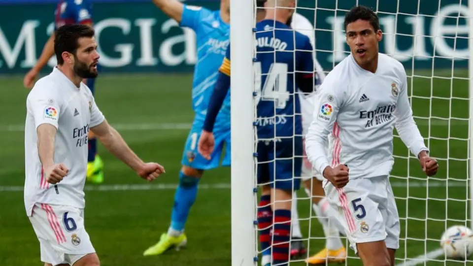 Real Madrid: Derrotó al Huesca como visitante con un doblete de Varane