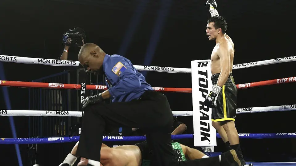 José 'Chon' Zepeda se consagró campeón mundial Superligero CMB al noquear a Ivan Baranchyk
