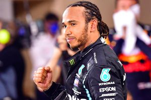 Lewis Hamilton, condecorado como caballero por la reina Isabel II