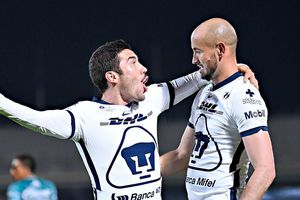 Pumas: Con playeras firmadas agradecieron a la tripulación que los llevó a León