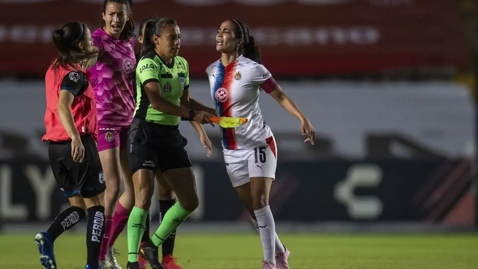 Chivas Femenil: Carolina Jaramillo, suspendida dos partidos por patear a una rival