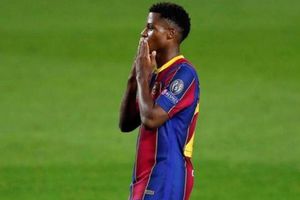 Ansu Fati recibió un auto de patrocinador, pero no lo puede estrenar por no tener licencia