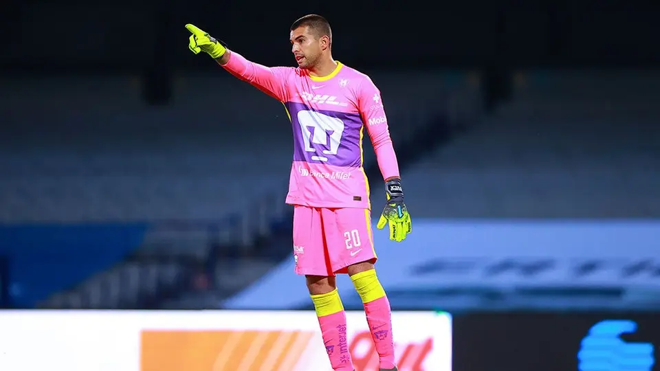 Oswaldo Sánchez sobre Julio González: 'Está preparado para el juego ante América'