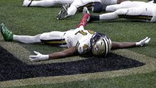 NFL: Alvin Kamara vivió noche histórica y los Saints se llevó el Sur de la Nacional