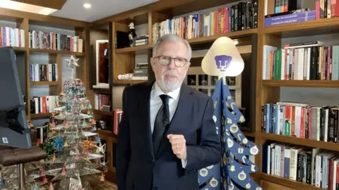 López Dóriga presumió árbol de Navidad de Pumas
