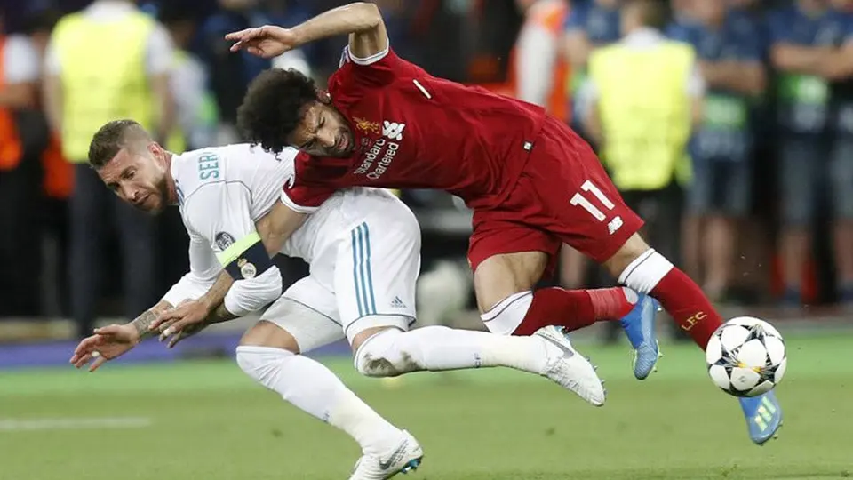 Roberto Carlos: "Salah no va ni a acercarse a Sergio Ramos"