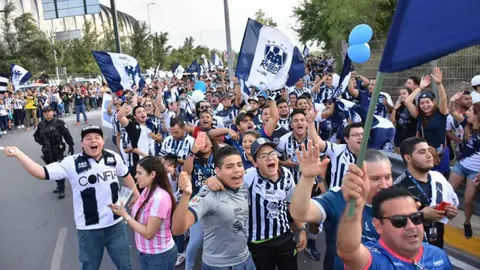 Afición de Rayados realizó caravana fúnebre en el Volcán para recordar descenso de Tigres