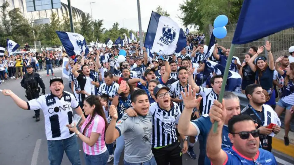 Afición de Rayados realizó caravana fúnebre en el Volcán para recordar descenso de Tigres
