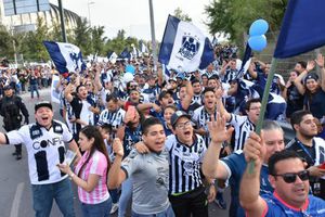 Afición de Rayados realizó caravana fúnebre en el Volcán para recordar descenso de Tigres