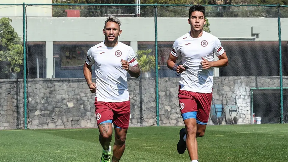Cruz Azul: Pol Fernández y Walter Montoya viajaron a Guatemala para obtener su visa de trabajo