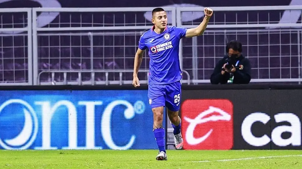 Piojo Alvarado: 'Cruz Azul es como Rocky Balboa, le pegan y se levanta'