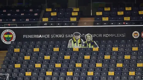 Fenerbahce homenajeó a la pareja de aficionados más famosa del club