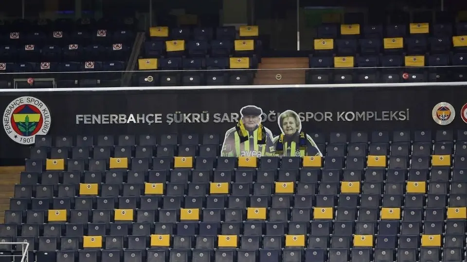 Fenerbahce homenajeó a la pareja de aficionados más famosa del club