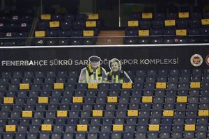 Fenerbahce homenajeó a la pareja de aficionados más famosa del club