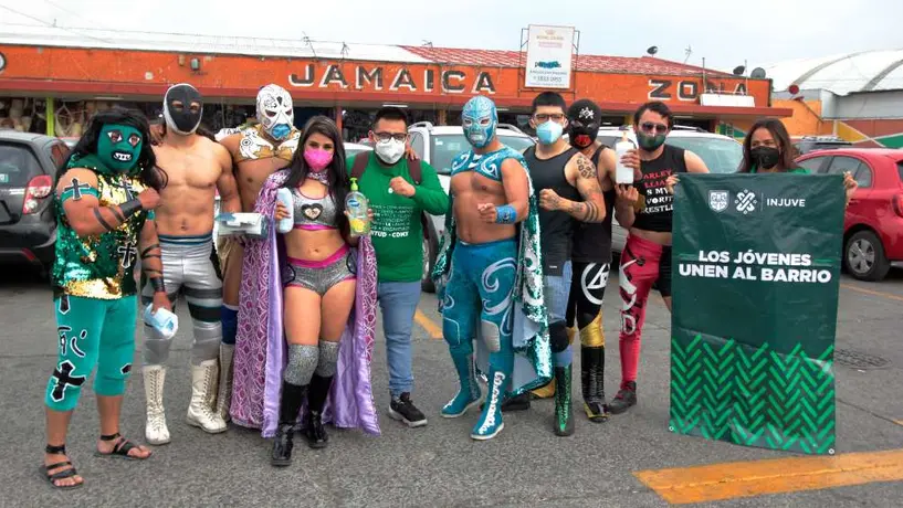 Luchadores acudieron al mercado de Jamaica para promover el uso de cubrebocas