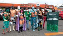 Luchadores acudieron al mercado de Jamaica para promover el uso de cubrebocas