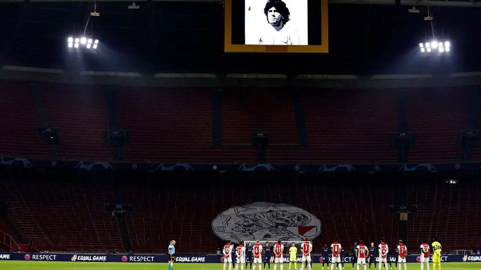 Maradona: Ajax y Tagliafico rindieron homenaje al Pelusa al ritmo de 'Live is life'
