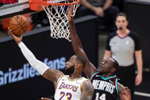 Lakers sacó valioso triunfo de Memphis liderado por LeBron James