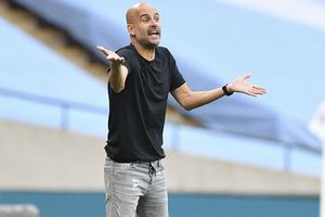 VIDEO: Pep Guardiola habló solo durante partido del City y se hace viral