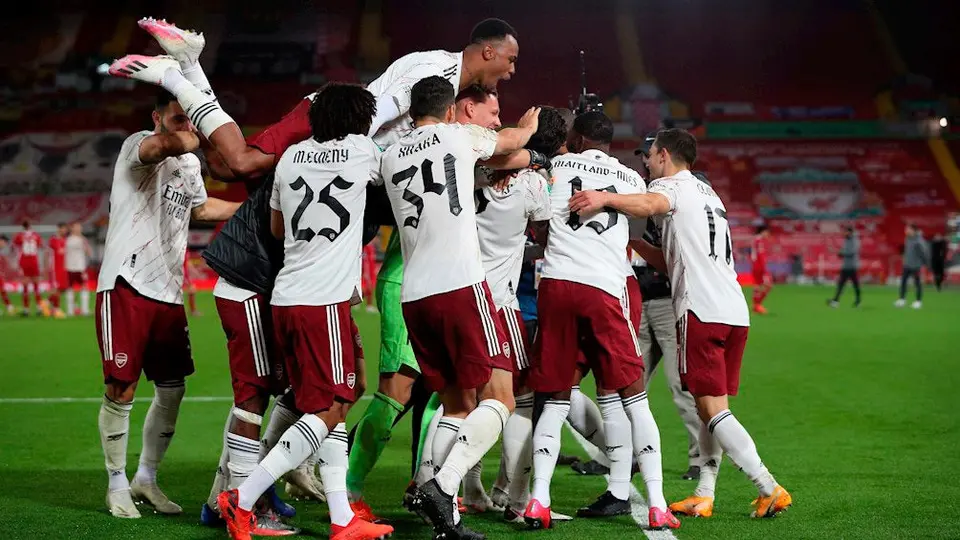 Arsenal venció al Liverpool en penaltis y avanzó en Copa de la Liga inglesa