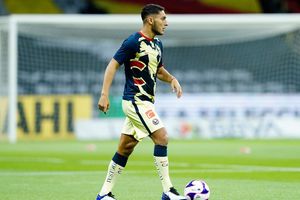 Clásico Nacional: Hermana de Sebastián Cáceres comenzó a calentar el partido