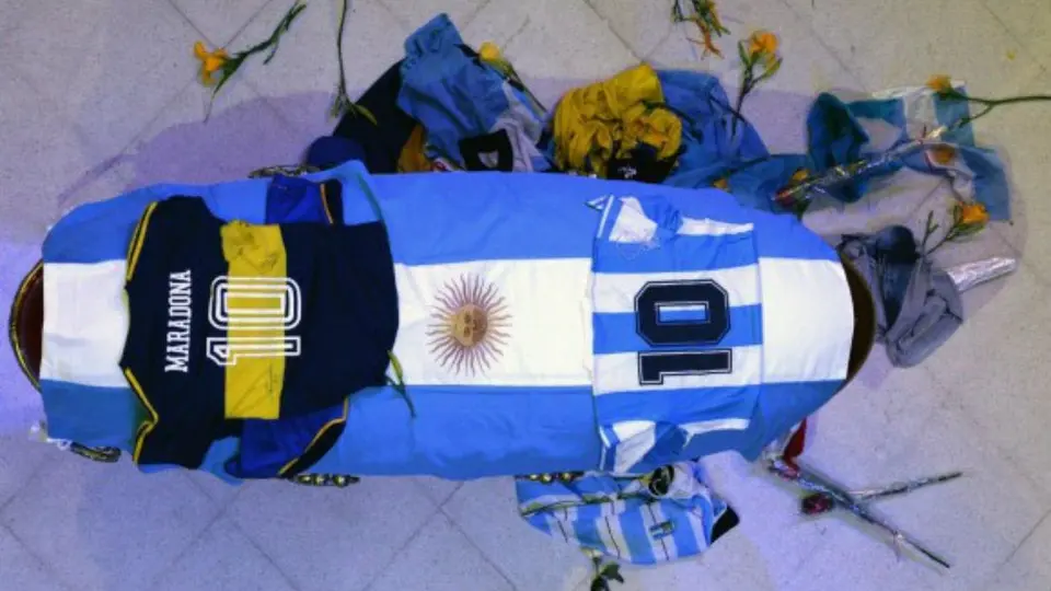 Maradona: Hombre que se tomó foto con cuerpo del Diego se entregó