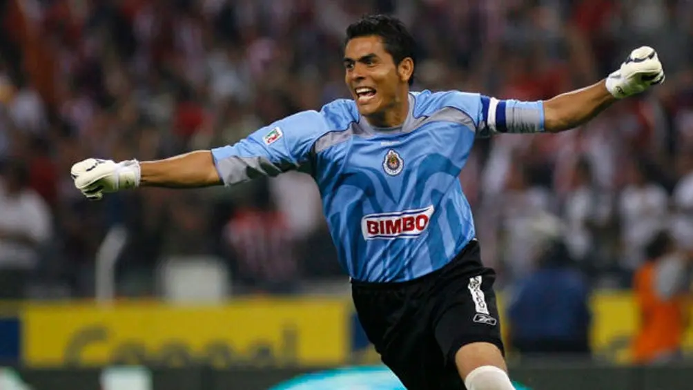 Oswaldo Sánchez durante un partido con Chivas en 2006 | IMAGO 7