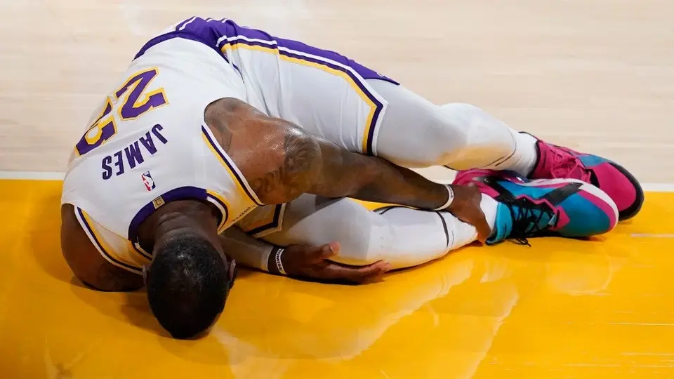 Lakers: Lebron James abandonó juego ante Hawks por lesión en el tobillo
