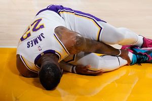 Lakers: Lebron James abandonó juego ante Hawks por lesión en el tobillo