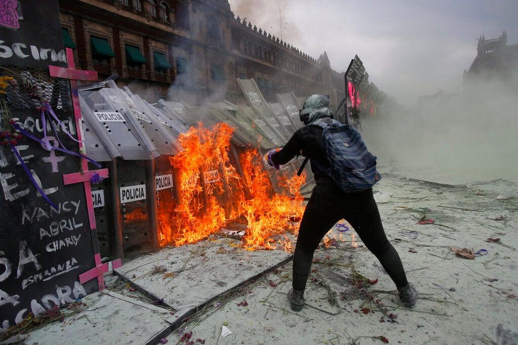 Manifestantes atacan un muro de protección policial