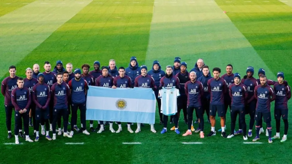 Maradona: PSG rindió homenaje en entrenamiento al Pelusa