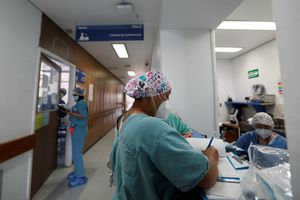 Covid-19: Sheinbaum reconoció que aún no tienen esquema para aplicar vacuna a personal médico