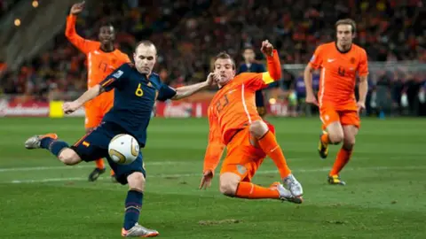 Hijo de Iniesta recreó el gol de su padre de la Final del Mundial de 2010