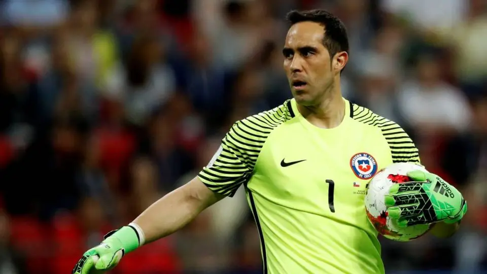 Chile: Claudio Bravo molesto por 'robo arbitral' a los chilenos ante Uruguay