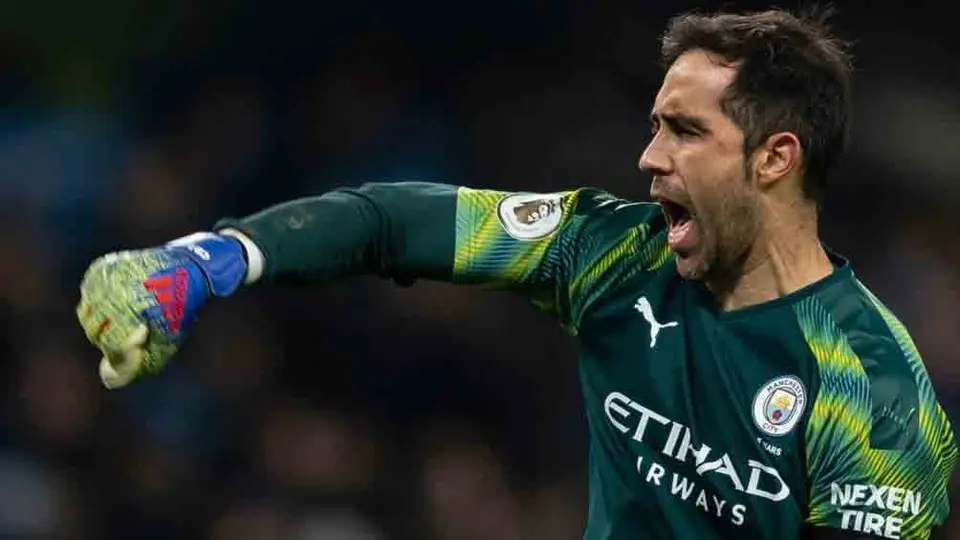 Claudio Bravo: Betis confirmó el fichaje del experimentado portero chileno