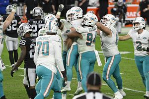 Dolphins logra dramático triunfo sobre Raiders y 'acaricia' Playoffs