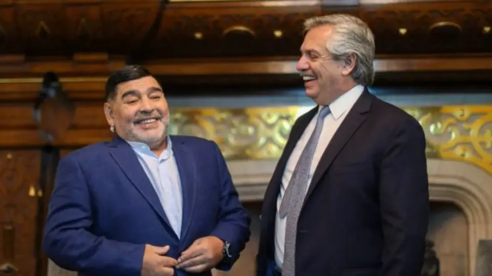 Pdte. de Argentina tras enterarse de la muerte de Maradona: 'Quise pensar que era un error'