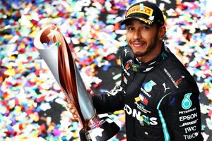 Video: Lewis Hamilton sufrió una 'dejada' de fantasía de su papá jugando tenis