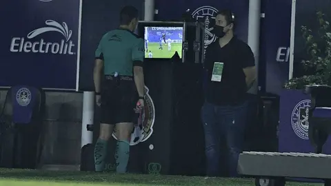 Cruz Azul: ¿Cómo fue la charla entre el VAR y Óscar Macías en el polémico penal?