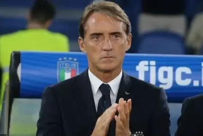 Roberto Mancini aplaude previo al arranque de un juego | AP