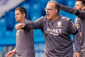 VIDEO: Marcelo Bielsa realizó un gran gesto con una seguidora del Leeds United