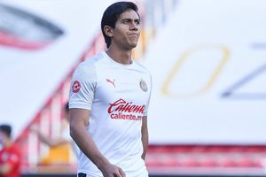 Video: José Juan Macías salió embarrado de pastel en concentración del Tricolor