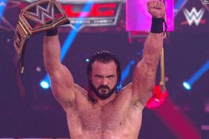 WWE: Drew McIntyre se llevó el Money in the Bank al vencer a AJ. Styles y The Miz