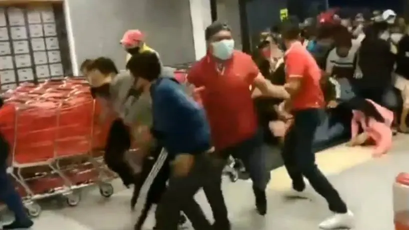 VIDEO: Pese a Coronavirus, compradores entraron a empujones a un supermercado