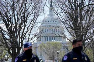 Capitolio: Un coche atropelló a dos policías y se lanzó contra la barricada