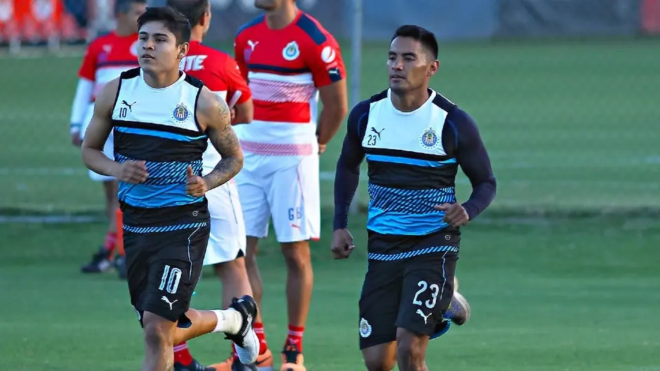 Chivas: Separa a Gallito Vázquez, Chofis y Peña por romper reglamento interno