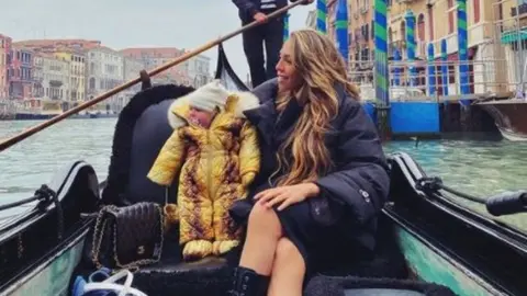 Modelo brasileña reveló tener un hijo con un jugador casado de la Premier League