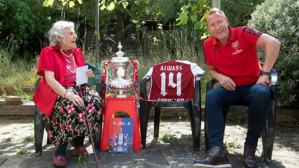 Arsenal: Exjugadores de los Gunners llevaron trofeo de FA Cup a casas de fans