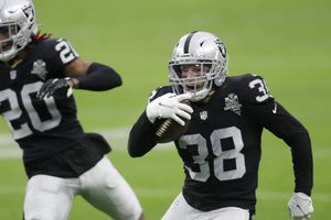 Raiders: Defensiva de los Malosos les da el triunfo aprovechando errores de Broncos