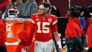 Patrick Mahomes se lamenta durante el juego